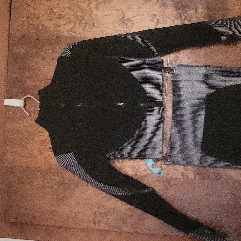 Black & Gray Two-Piece Workout / Yoga - Picture 5 of 9